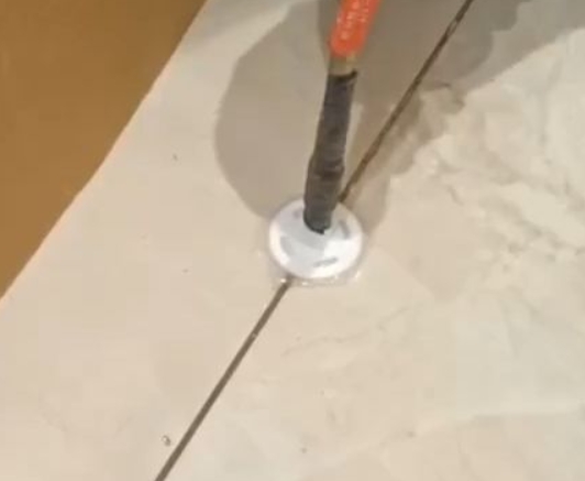 高州瓷砖空鼓维修公司专业解答瓷砖在铺贴过程中，如果没有涂抹均匀到位的粘结材料（如水泥砂浆或瓷砖胶），可能会导致以下问题