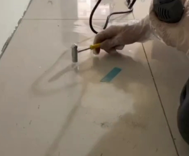 高州瓷砖开裂维修公司专业分享瓷砖在铺贴前如果没有沥干水分，将会导致以下问题